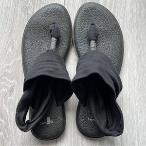 Sanuk Yoga Sandals in black, size 39 (US 8)